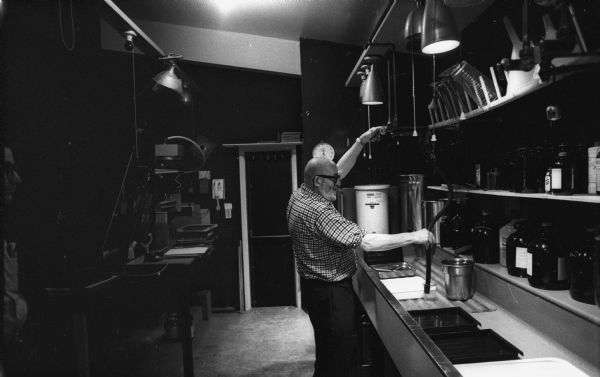Ansel Adams nella sua darkroom domestica, 1968
